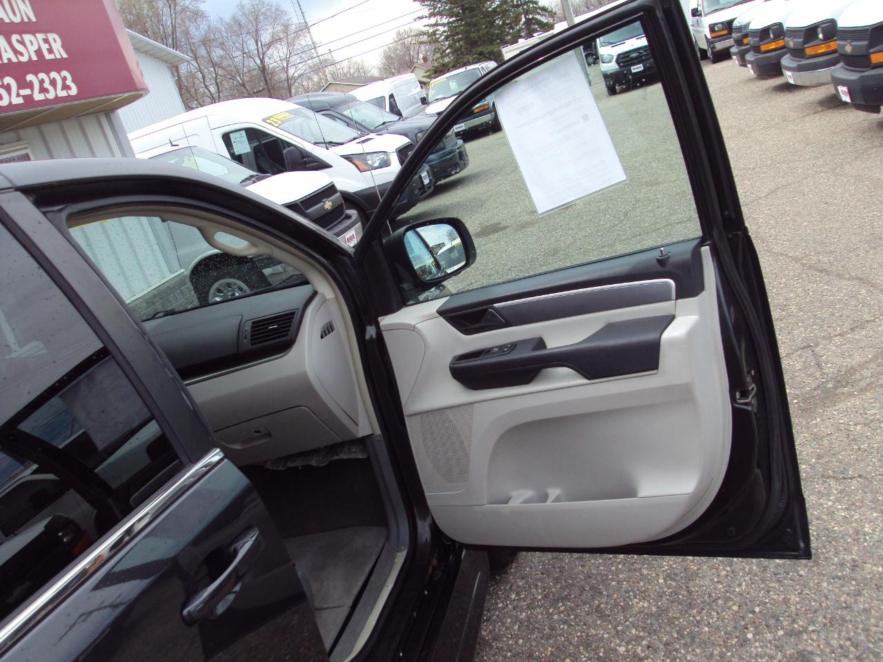 Volkswagen Routan  2012