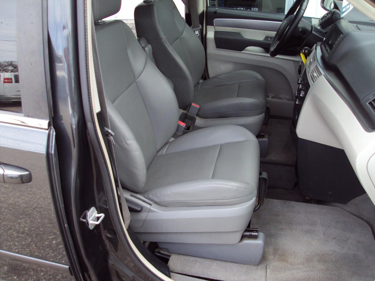 Volkswagen Routan  2012