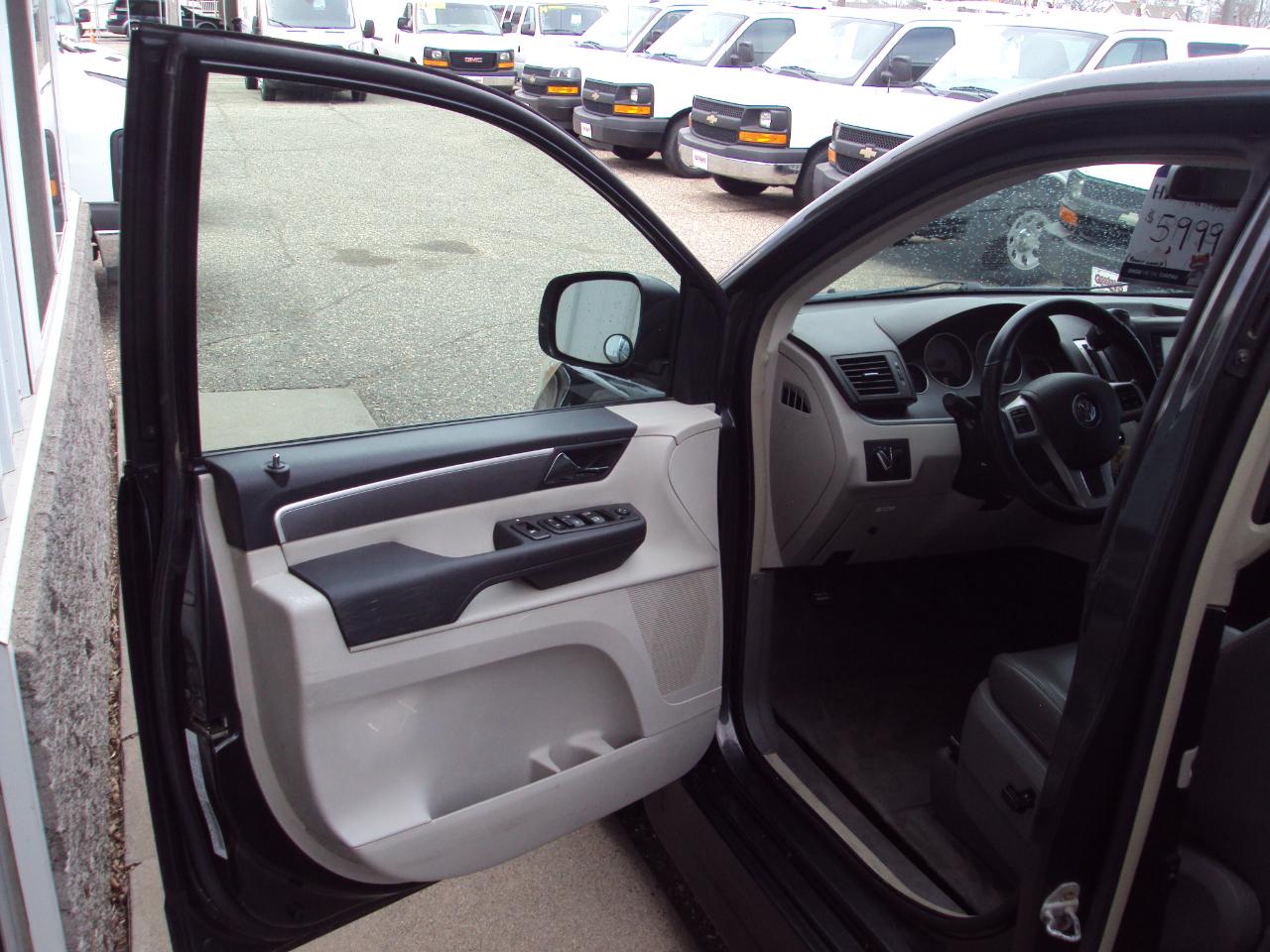 Volkswagen Routan  2012