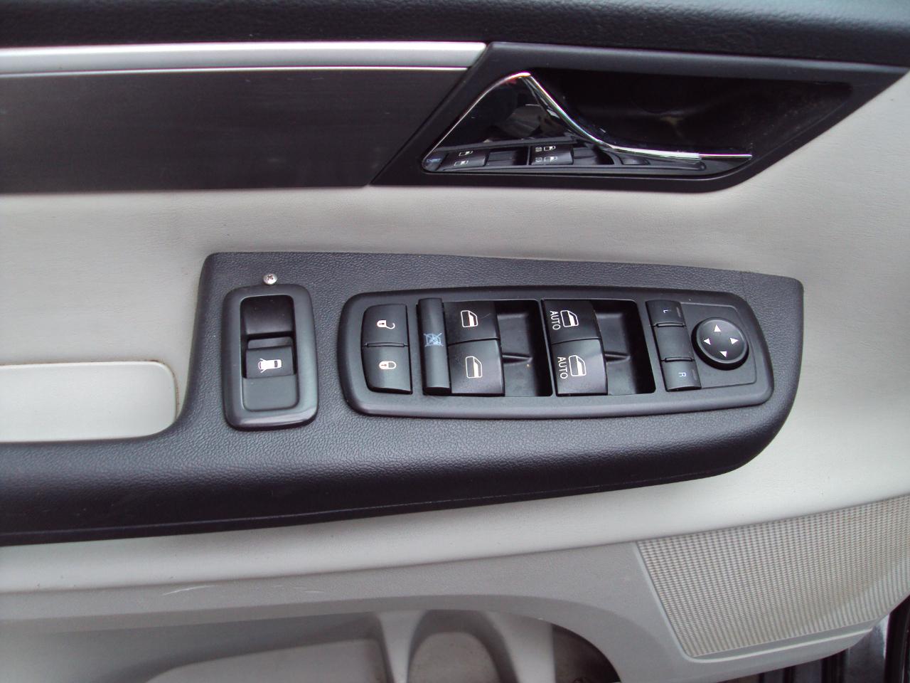 Volkswagen Routan  2012