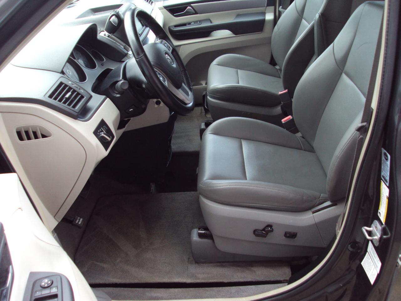 Volkswagen Routan  2012