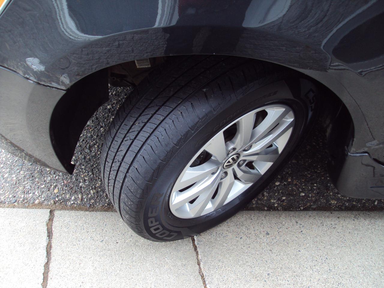 Volkswagen Routan  2012