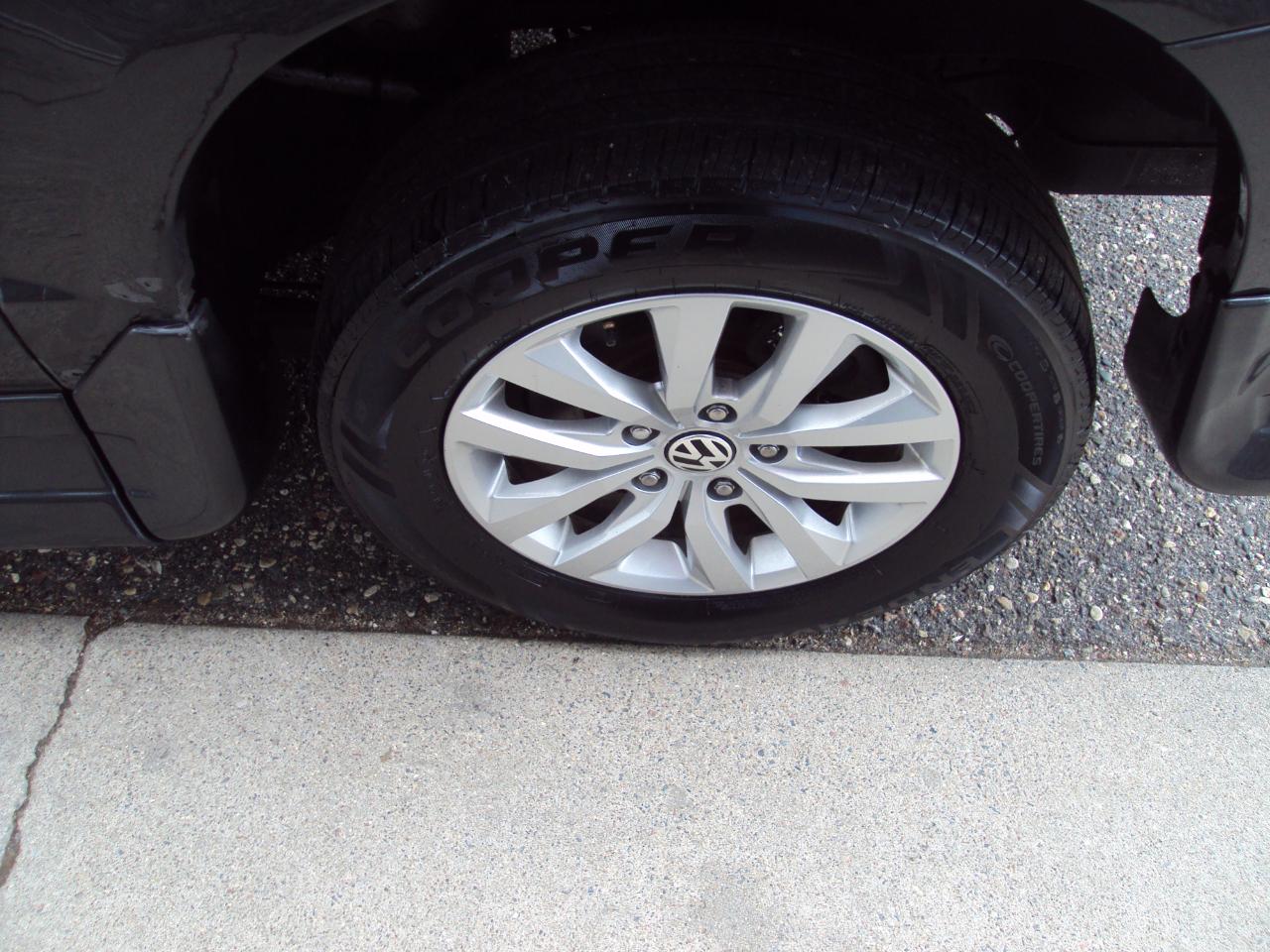 Volkswagen Routan  2012