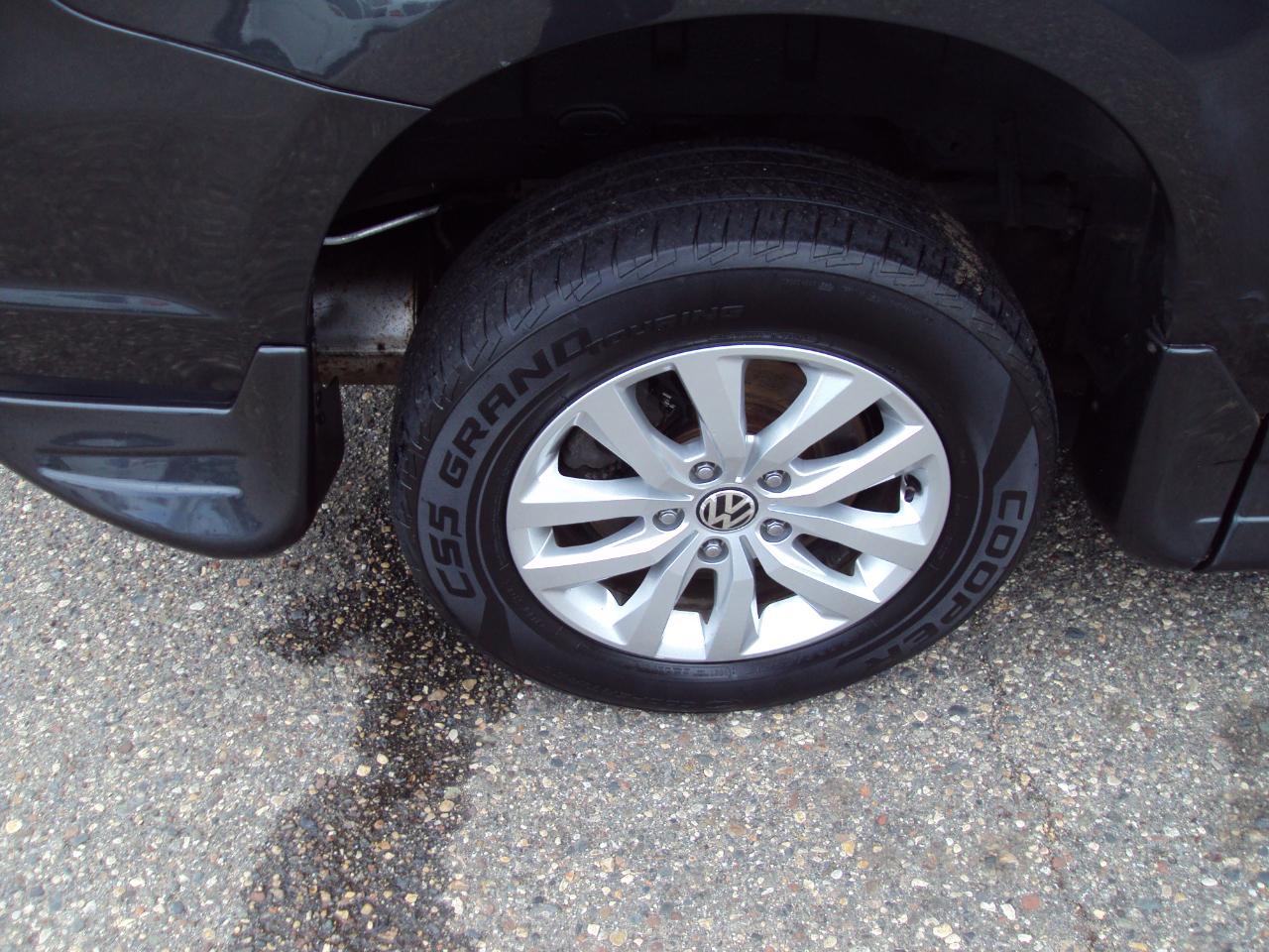 Volkswagen Routan  2012