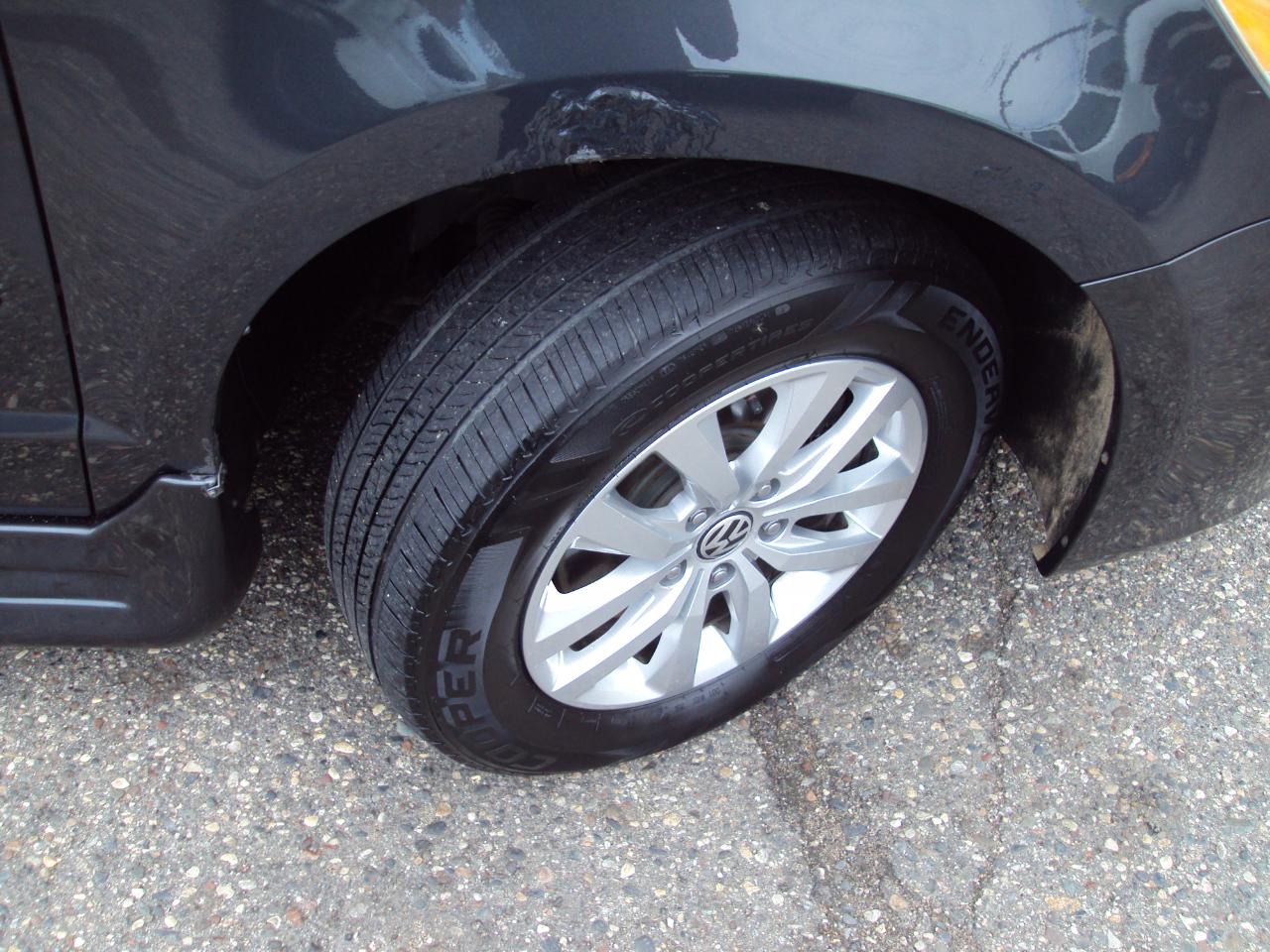 Volkswagen Routan  2012