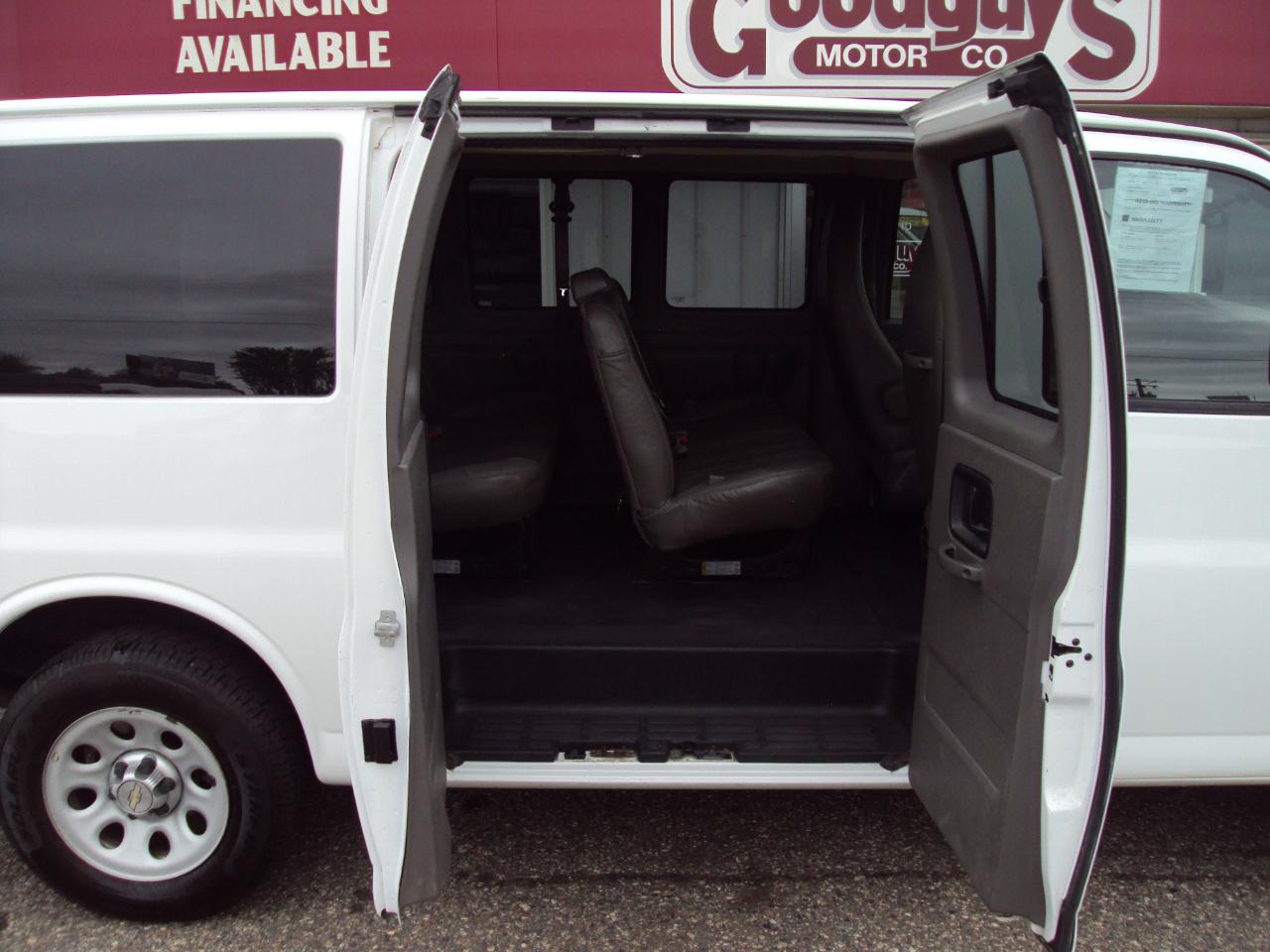 Chevrolet Express Passenger AWD 1500 135" LS 2014