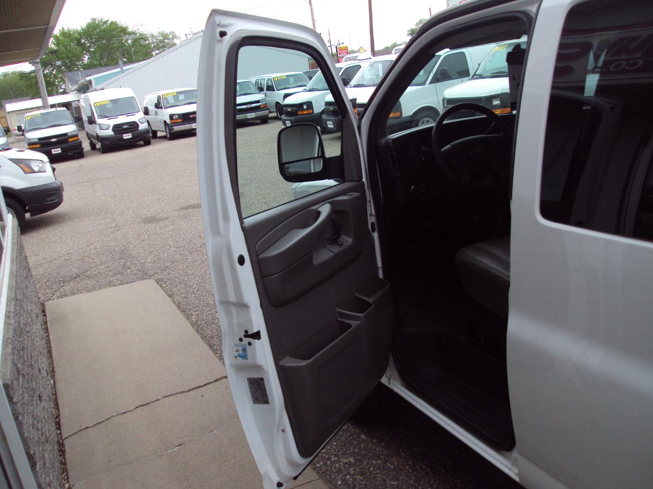 Chevrolet Express Passenger AWD 1500 135" LS 2014
