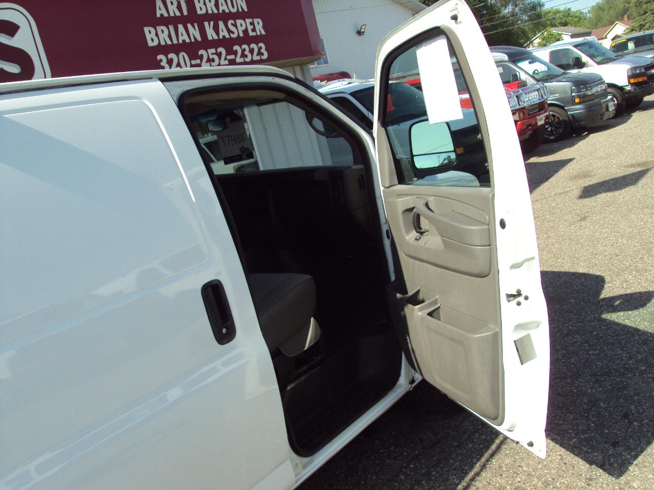 GMC Savana Cargo Van AWD 1500 135" 2010