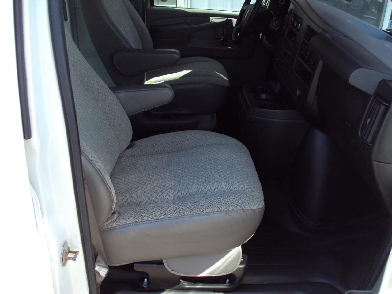 GMC Savana Cargo Van AWD 1500 135" 2010