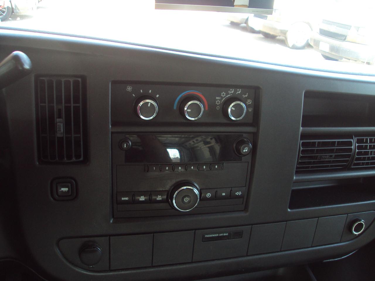 GMC Savana Cargo Van AWD 1500 135" 2010