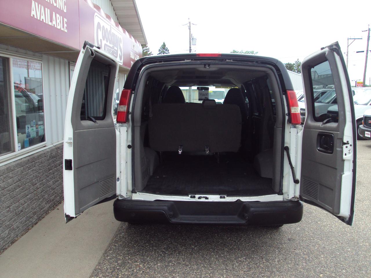 Chevrolet Express Passenger AWD 1500 135" LS 2014