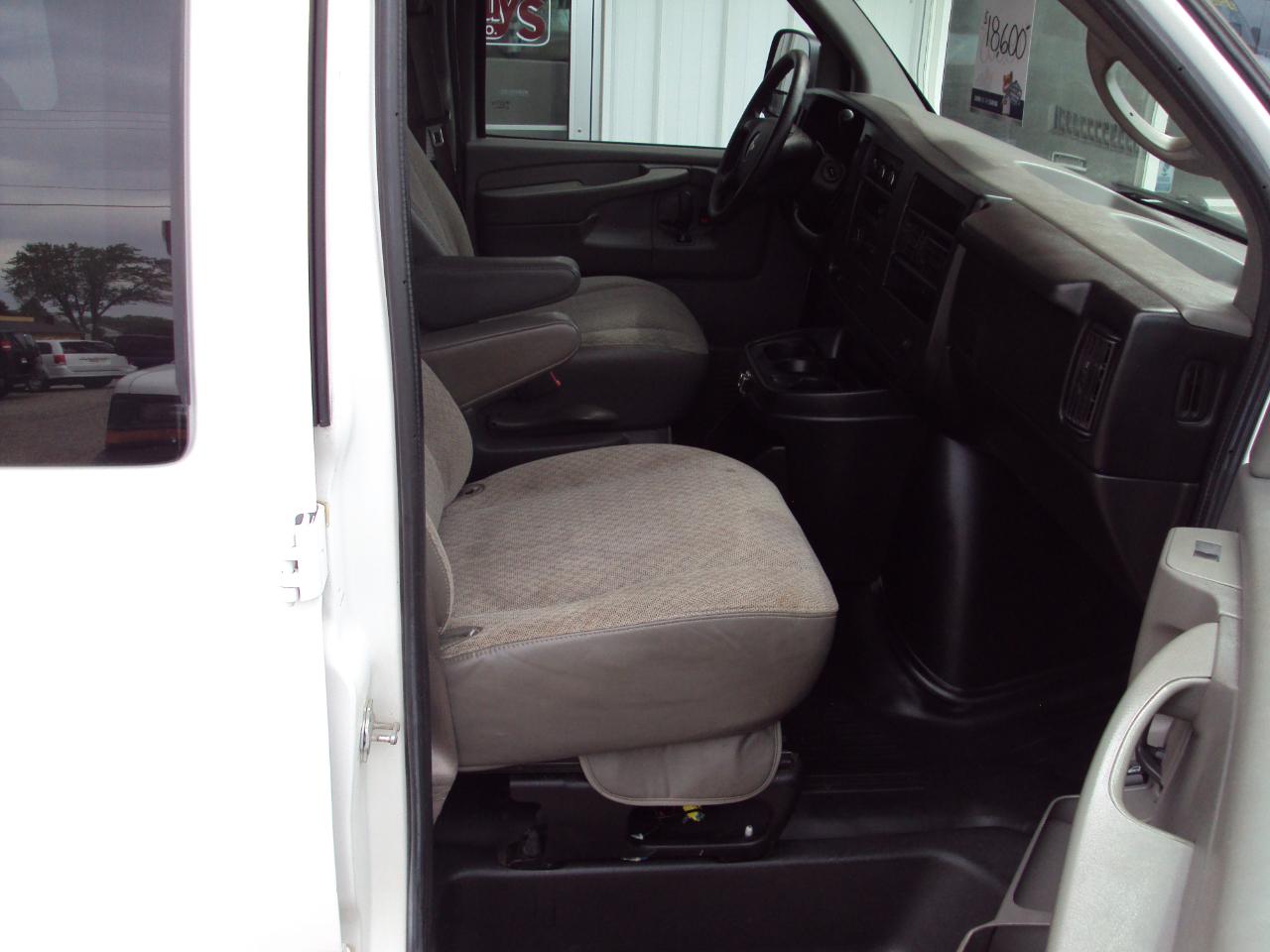 Chevrolet Express Passenger AWD 1500 135" LS 2014