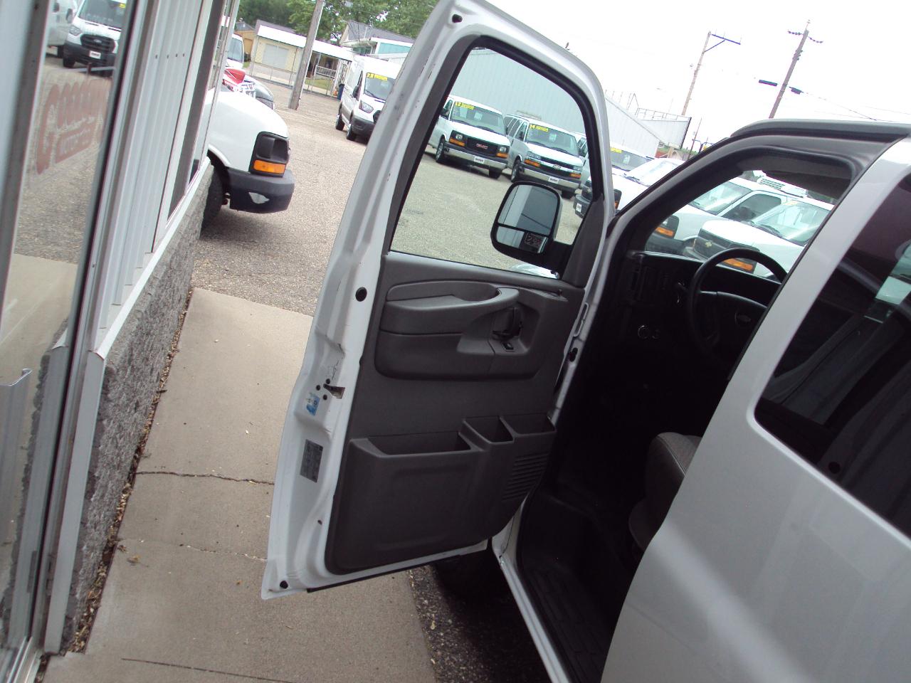 Chevrolet Express Passenger AWD 1500 135" LS 2014