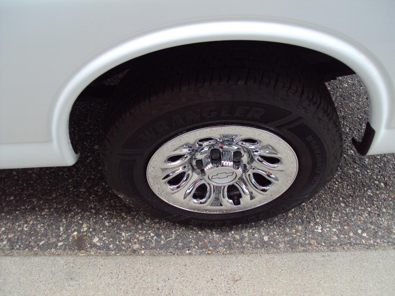 Chevrolet Express Passenger AWD 1500 135" LS 2014