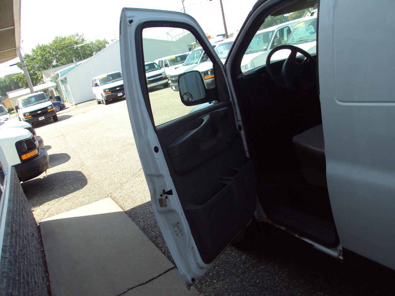 Chevrolet Express Cargo Van 2500 155" WB RWD 2006