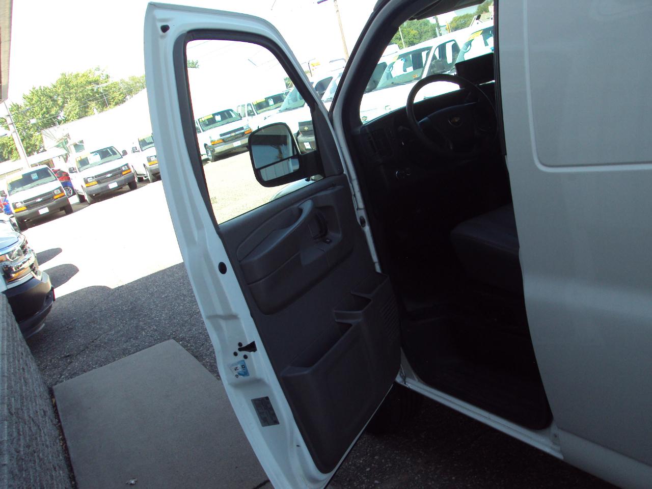 Chevrolet Express Cargo Van RWD 3500 155" 2011