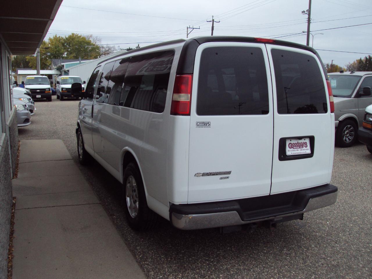 Chevrolet Express Passenger AWD 1500 135" 1LT 2011