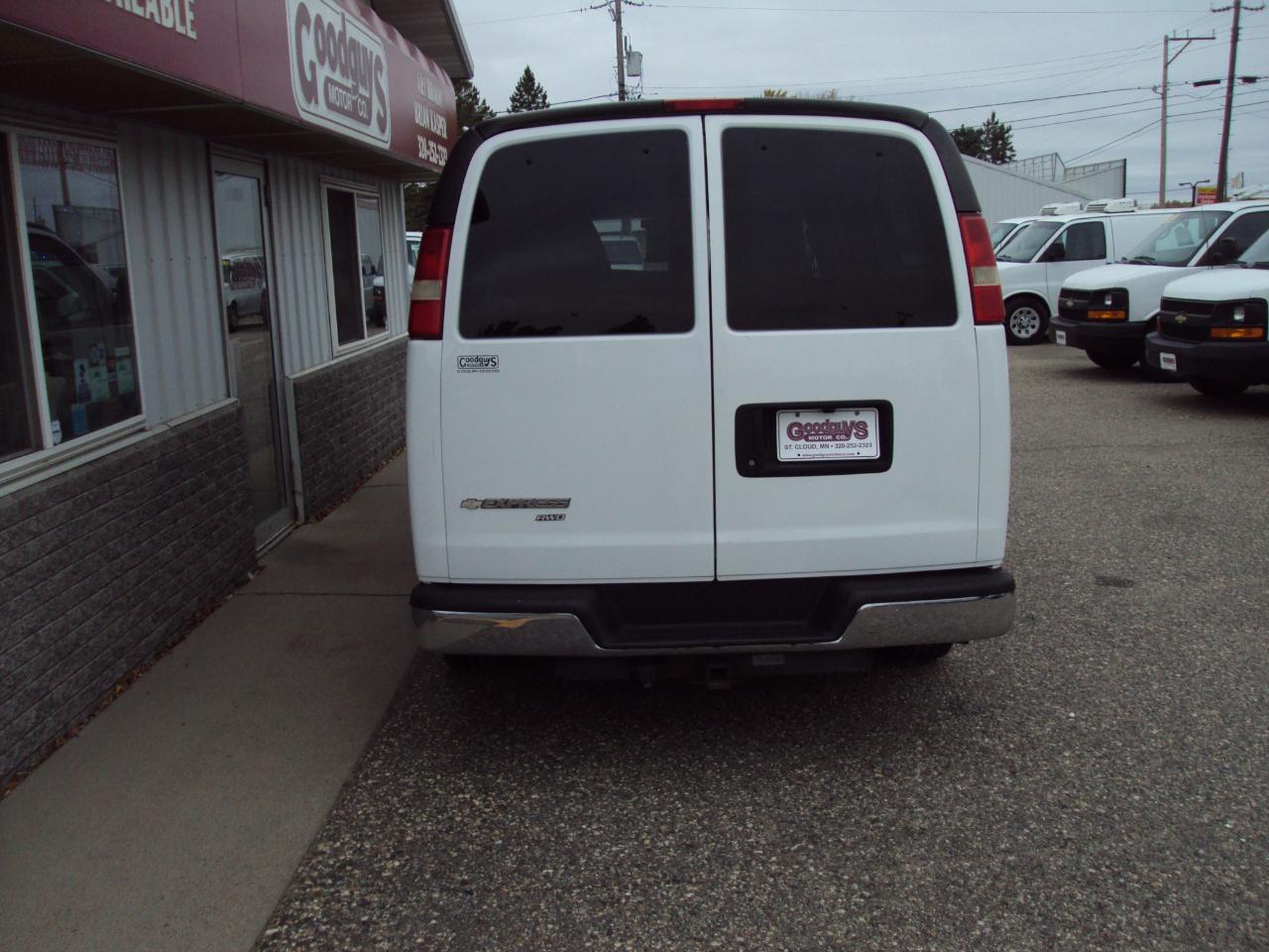 Chevrolet Express Passenger AWD 1500 135" 1LT 2011
