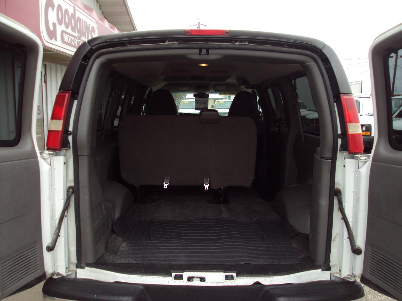 Chevrolet Express Passenger AWD 1500 135" 1LT 2011