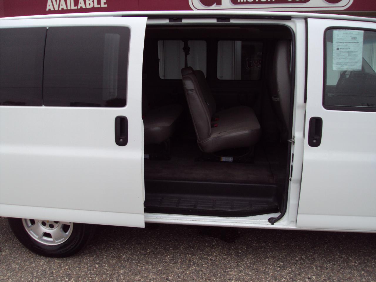 Chevrolet Express Passenger AWD 1500 135" 1LT 2011