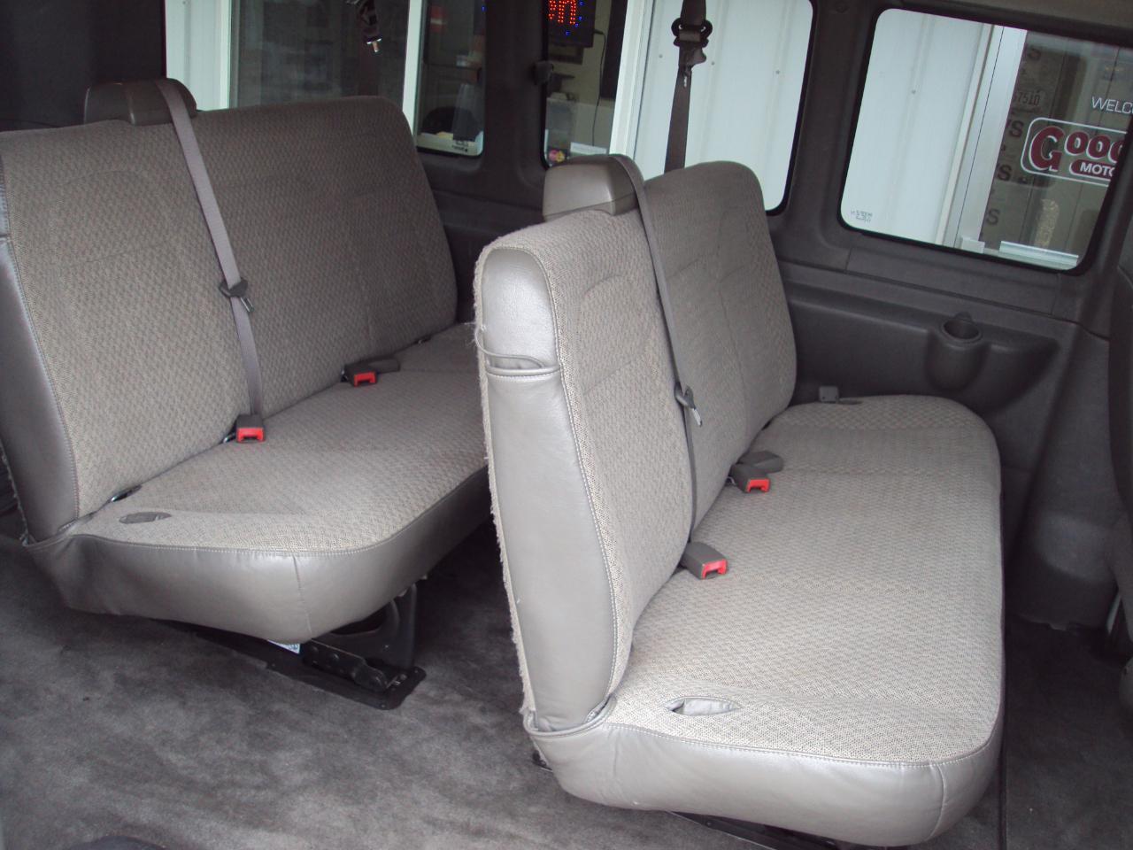 Chevrolet Express Passenger AWD 1500 135" 1LT 2011