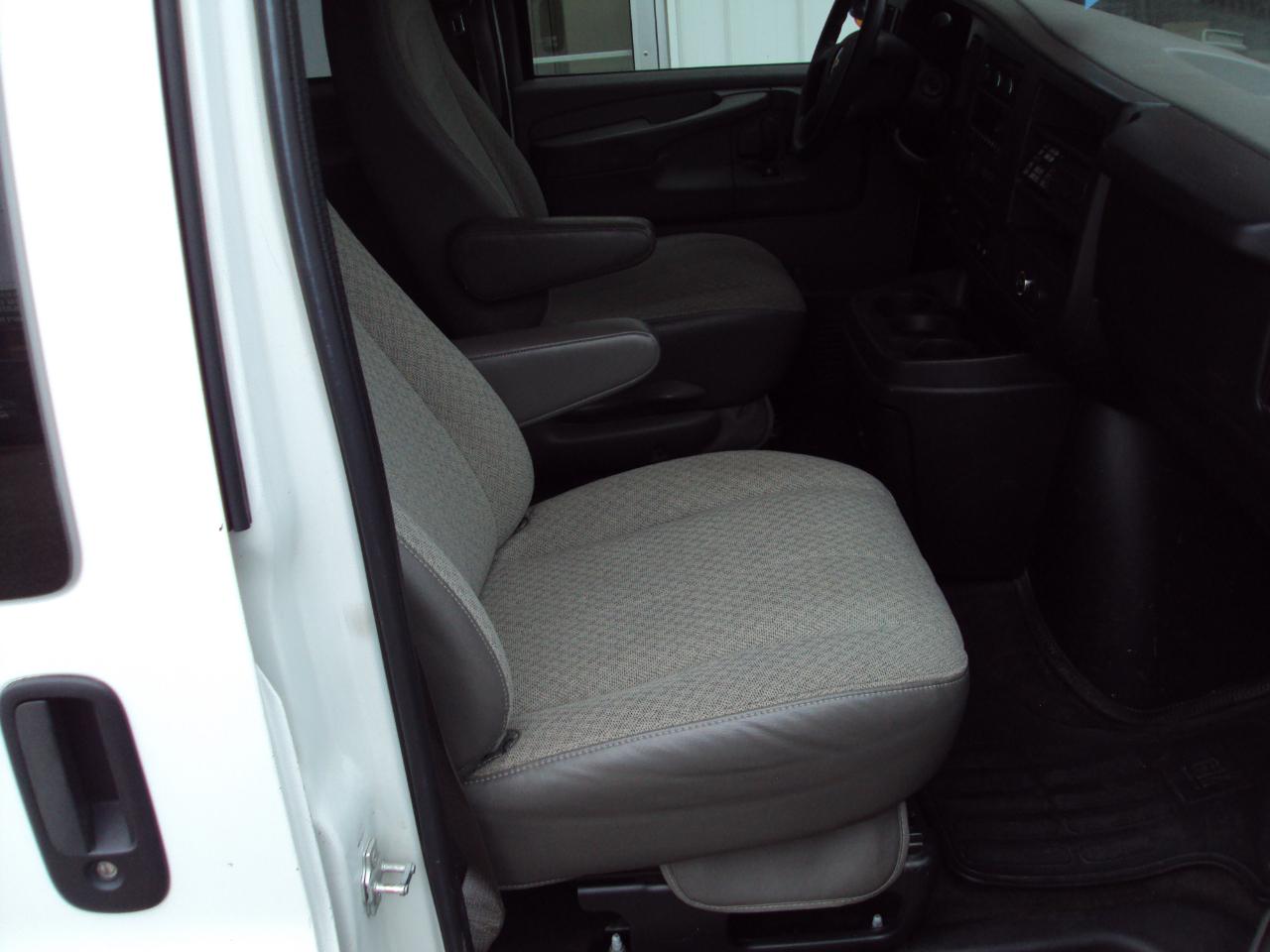 Chevrolet Express Passenger AWD 1500 135" 1LT 2011