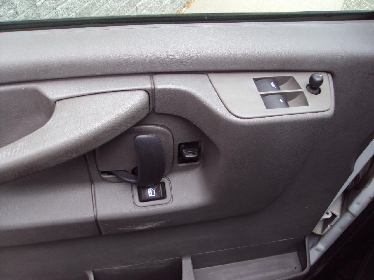 Chevrolet Express Passenger AWD 1500 135" 1LT 2011