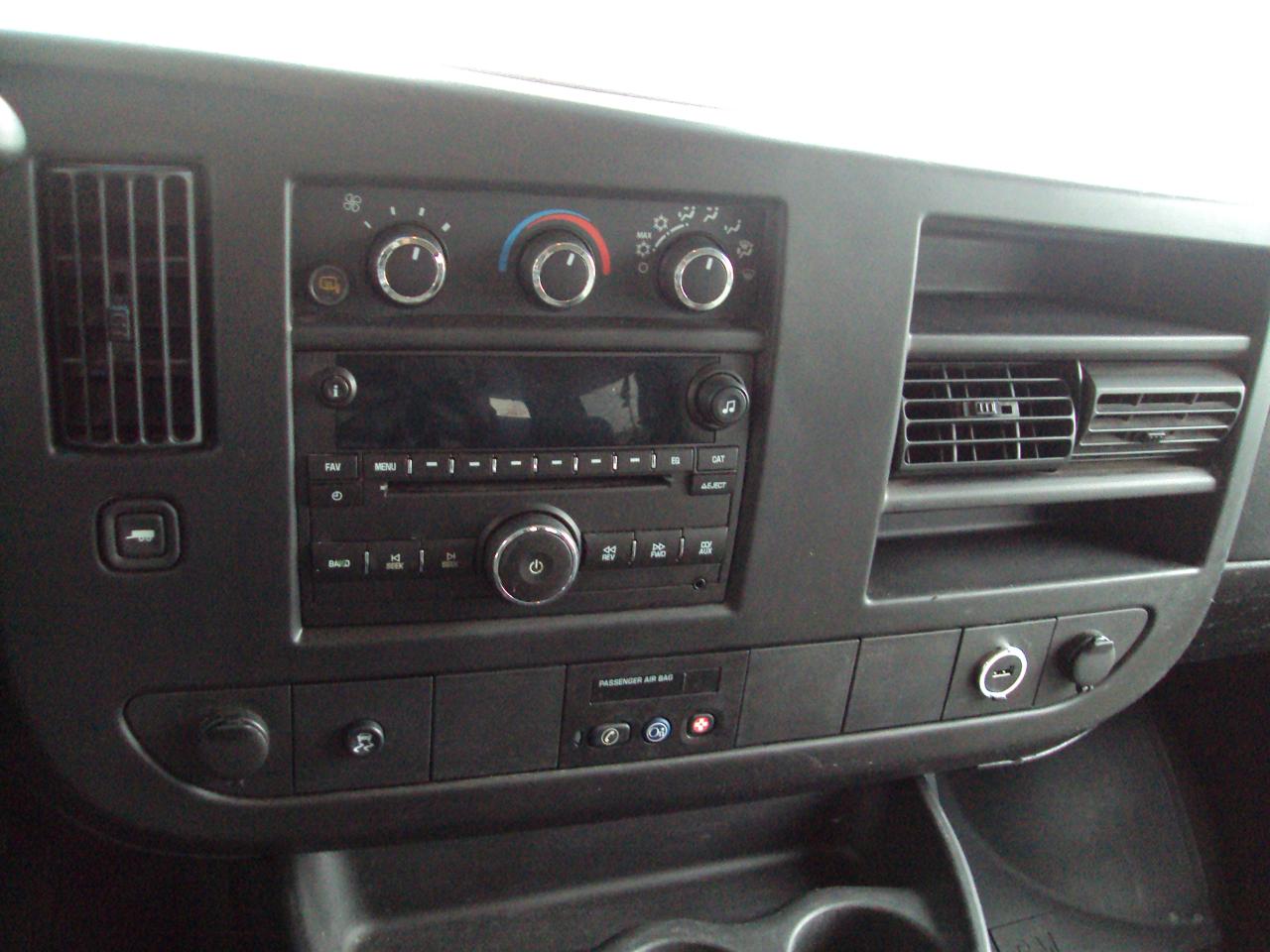 Chevrolet Express Passenger AWD 1500 135" 1LT 2011