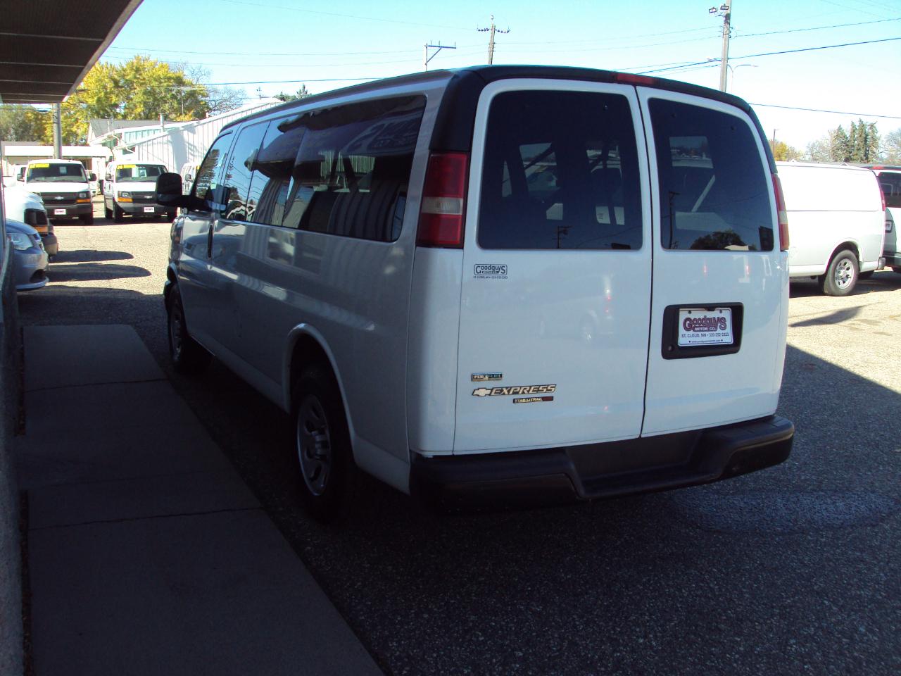 Chevrolet Express Passenger AWD 1500 135" 1LS 2011