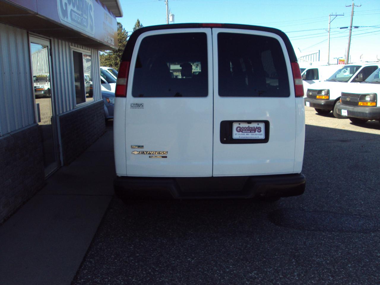 Chevrolet Express Passenger AWD 1500 135" 1LS 2011