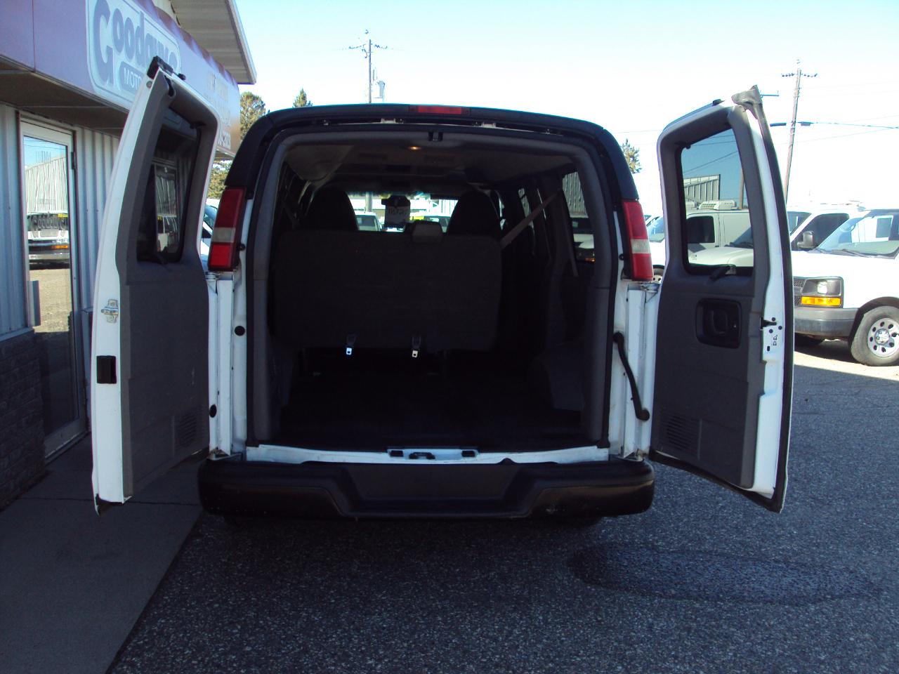 Chevrolet Express Passenger AWD 1500 135" 1LS 2011