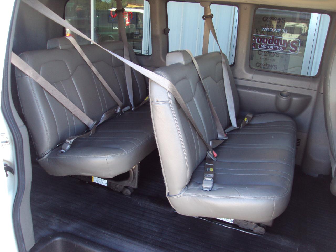 Chevrolet Express Passenger AWD 1500 135" 1LS 2011