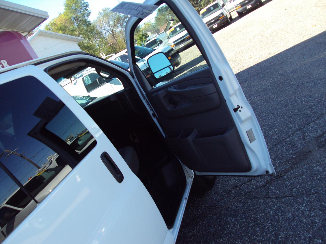Chevrolet Express Passenger AWD 1500 135" 1LS 2011