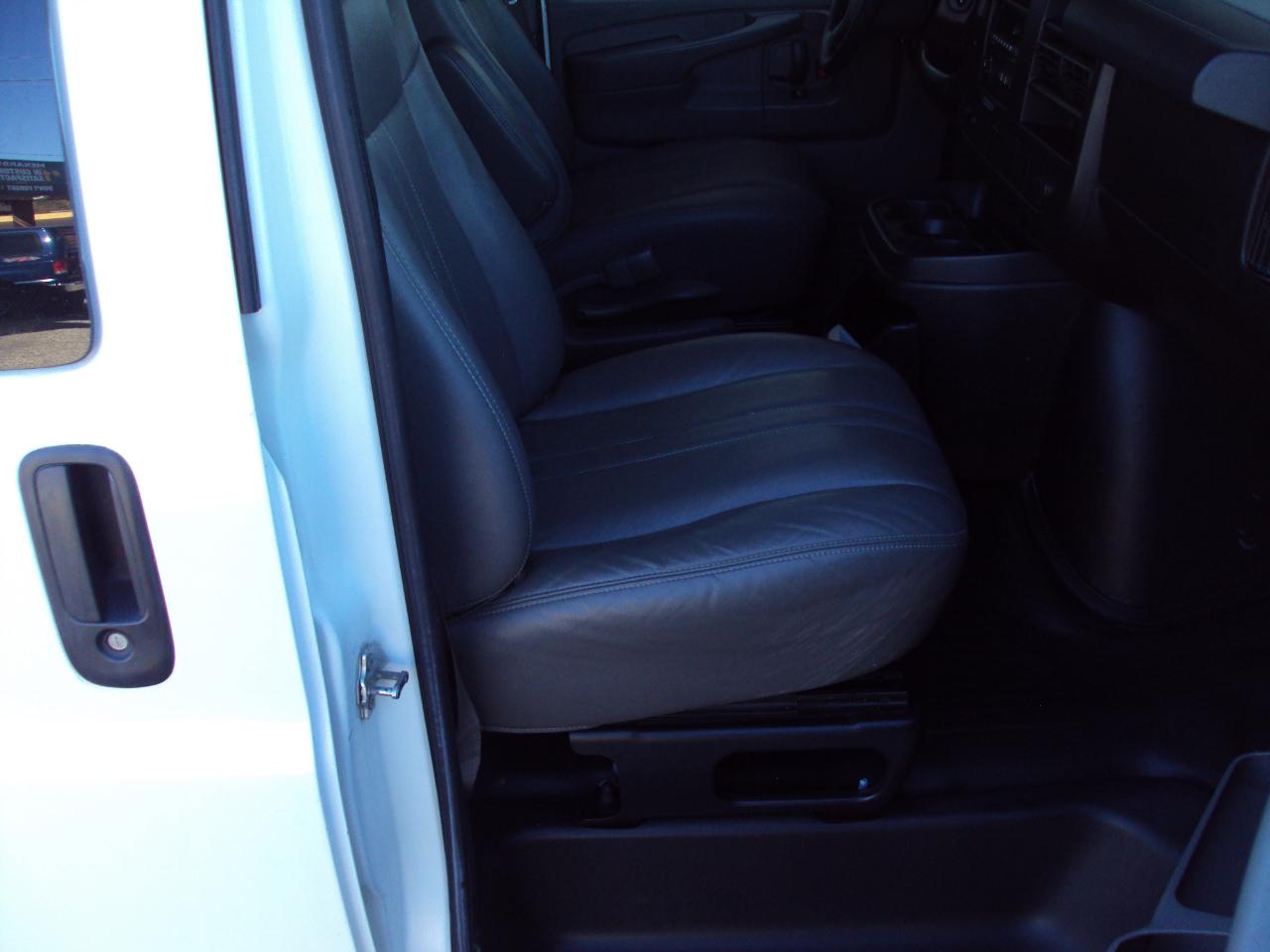 Chevrolet Express Passenger AWD 1500 135" 1LS 2011