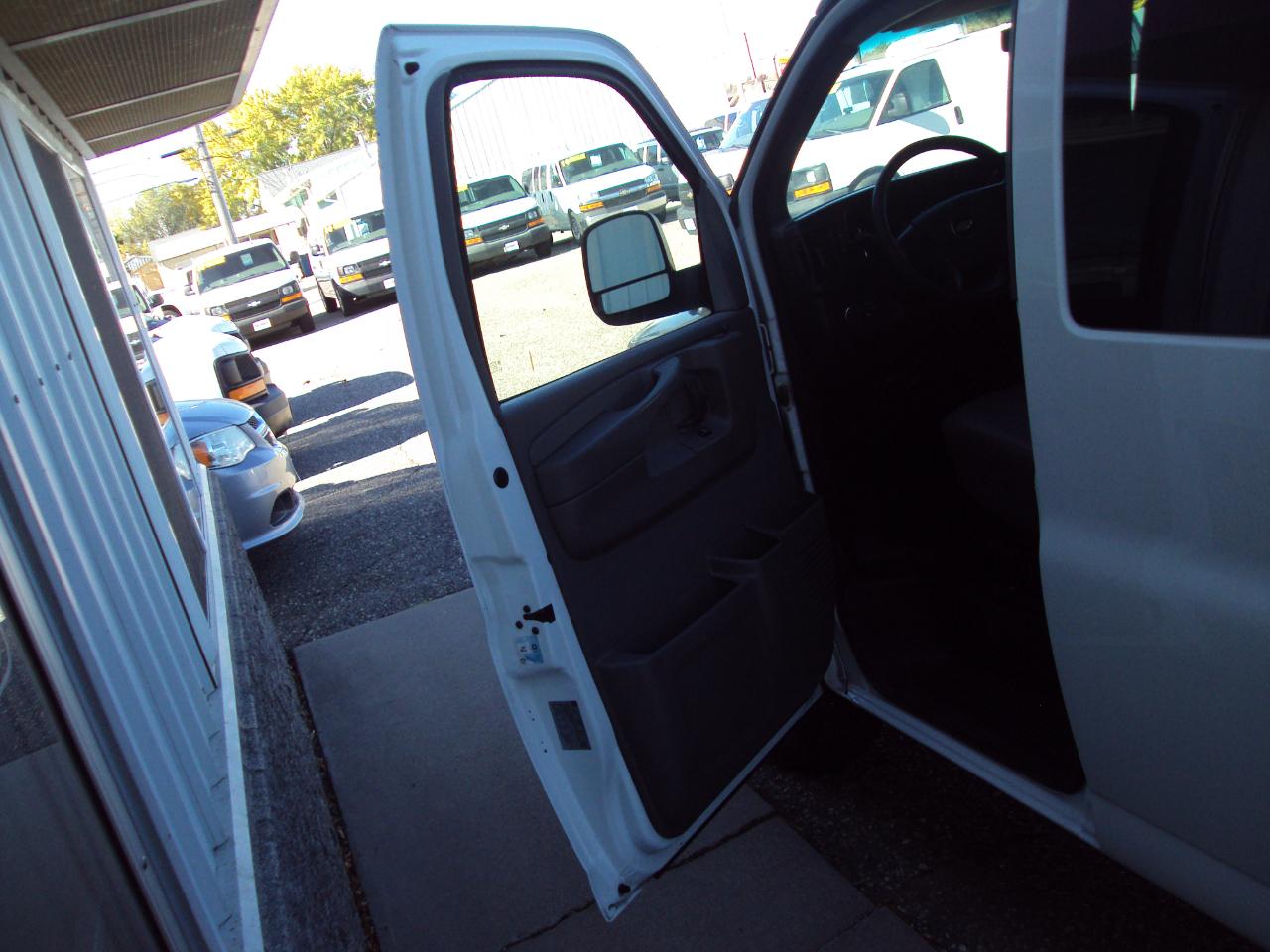 Chevrolet Express Passenger AWD 1500 135" 1LS 2011