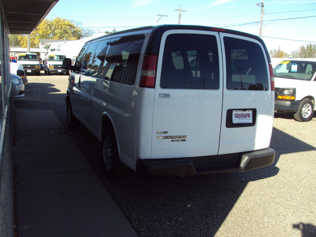 Chevrolet Express Passenger AWD 1500 135" 1LS 2011