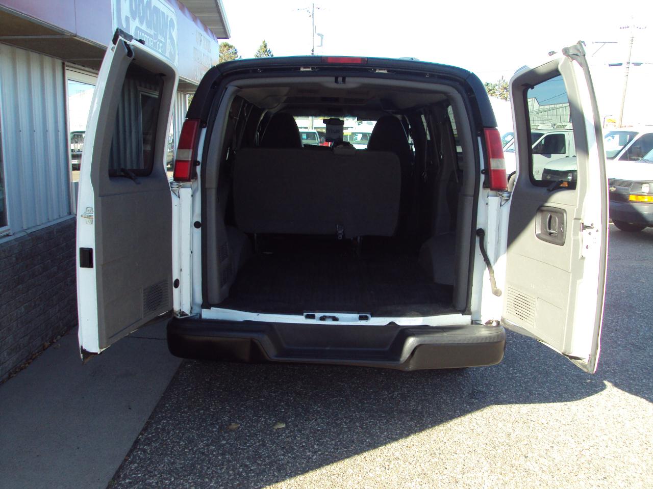 Chevrolet Express Passenger AWD 1500 135" 1LS 2011
