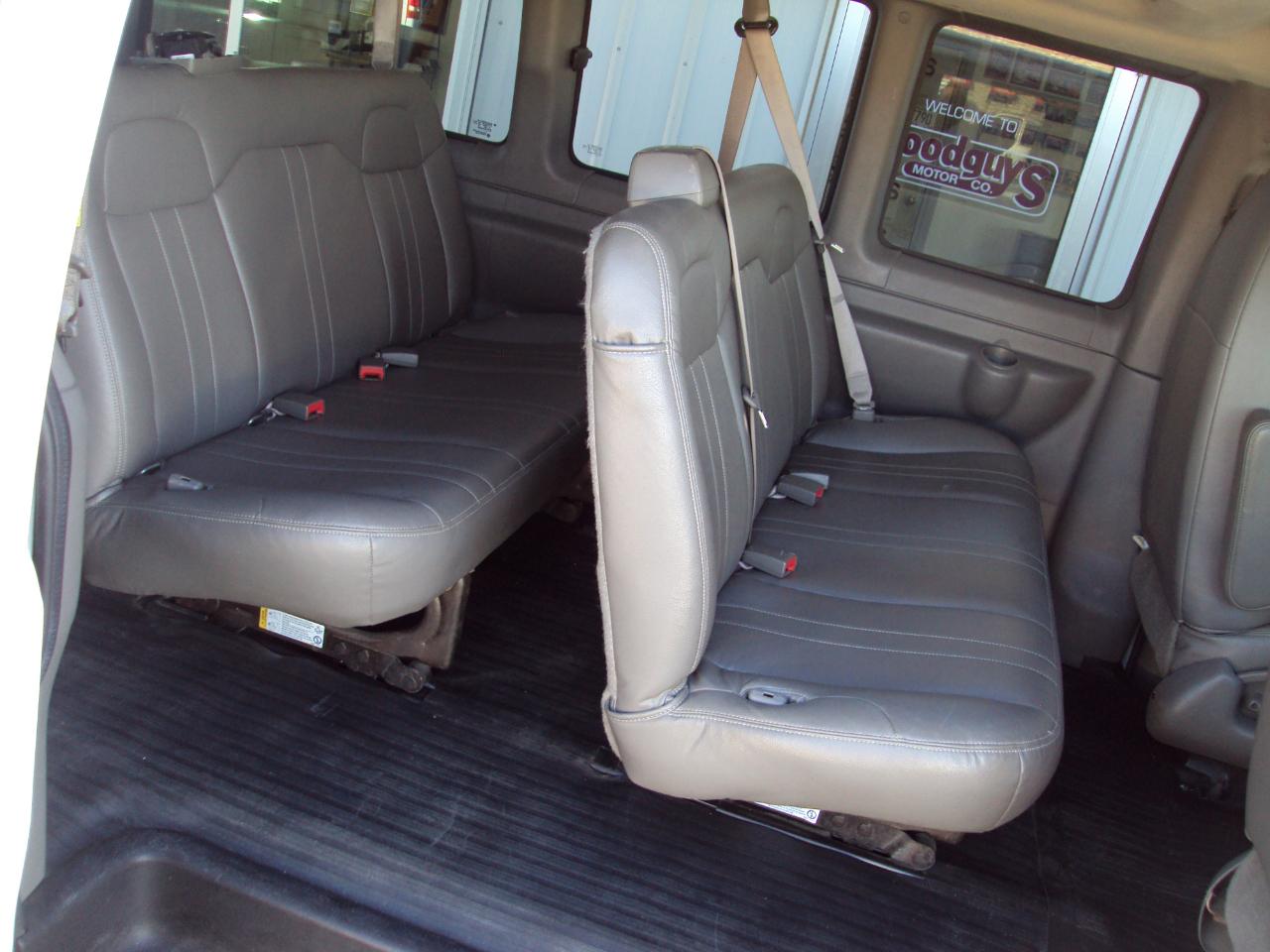 Chevrolet Express Passenger AWD 1500 135" 1LS 2011
