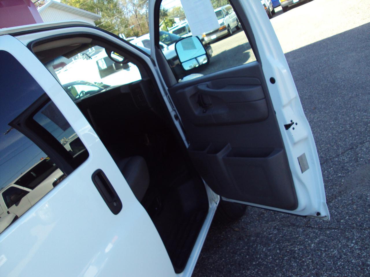 Chevrolet Express Passenger AWD 1500 135" 1LS 2011