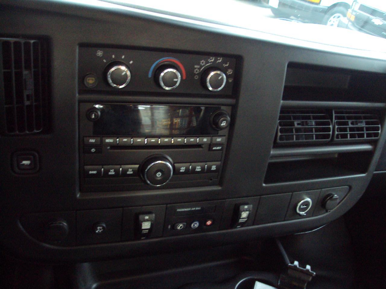 GMC Savana Cargo Van AWD 1500 135" 2011