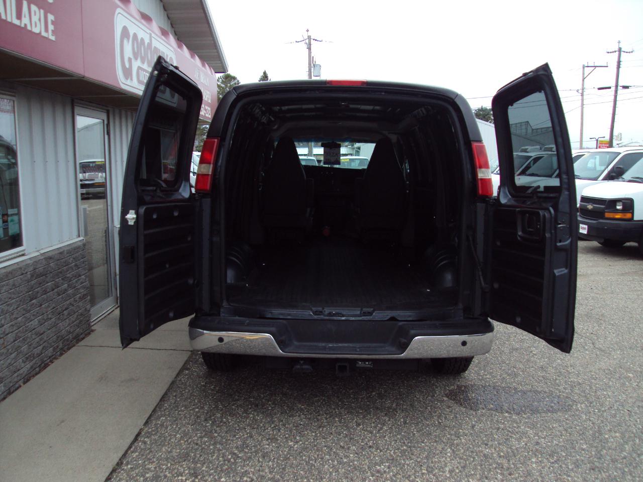 GMC Savana Cargo Van  2017