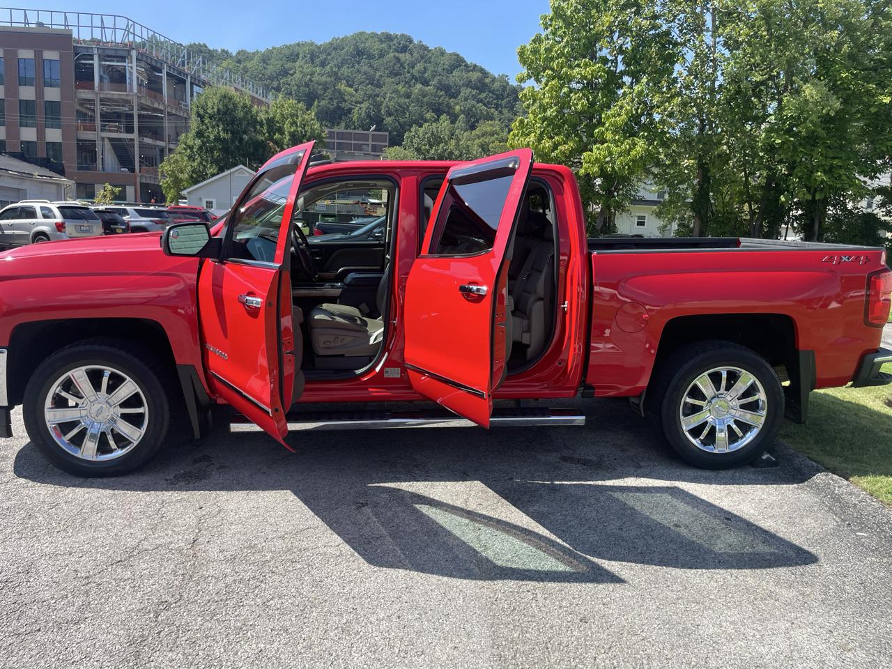 Chevrolet Silverado 1500 4WD Crew Cab 143.5" LTZ w/1LZ 2018