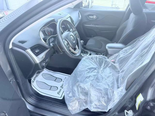 2016 Jeep Cherokee Latitude photo 3