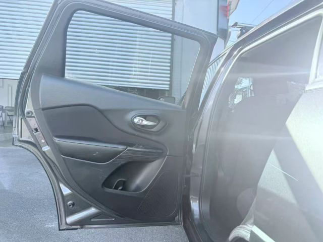 2016 Jeep Cherokee Latitude photo 16