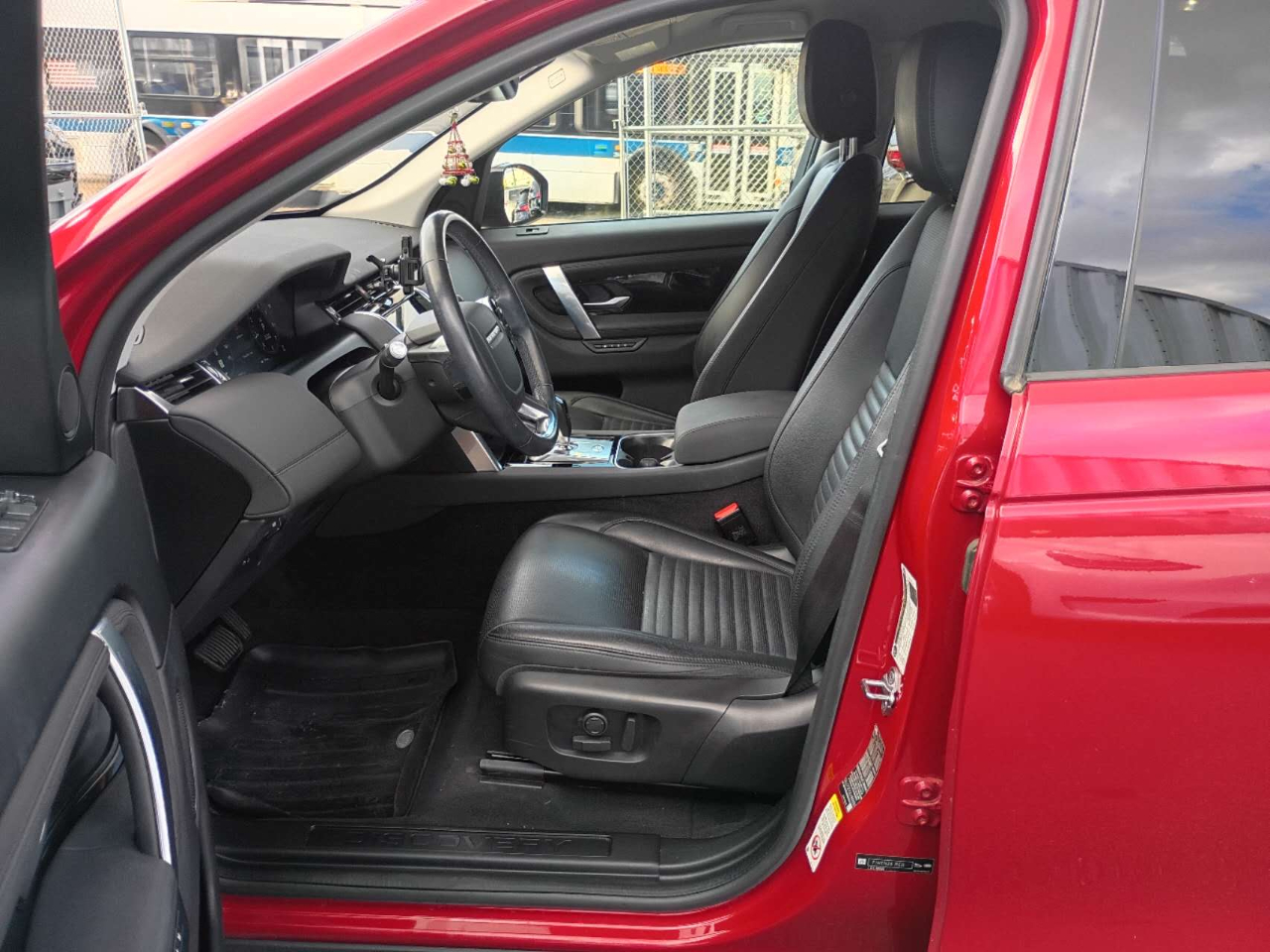 2020 Land Rover Discovery Sport SE photo 3