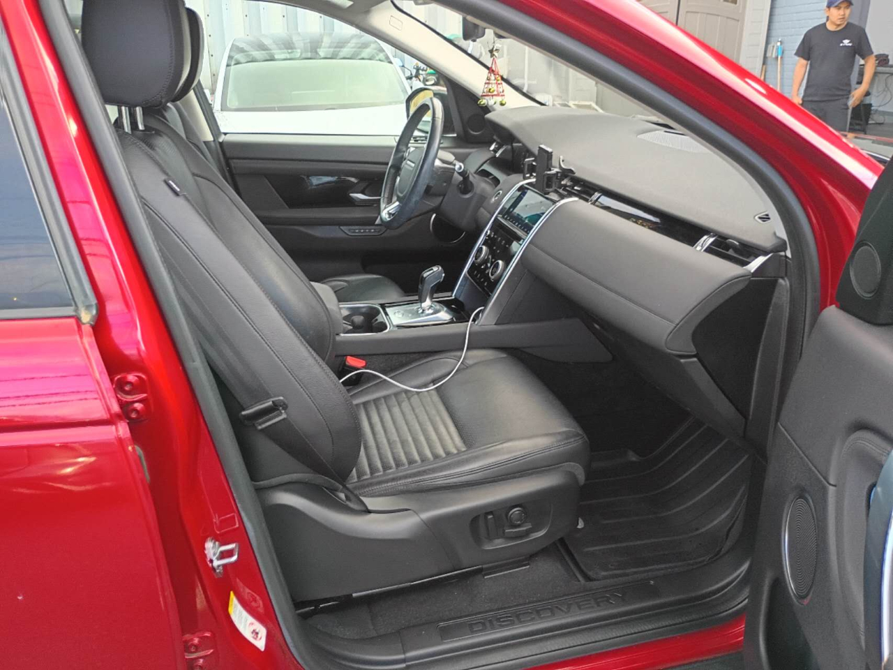 2020 Land Rover Discovery Sport SE photo 4