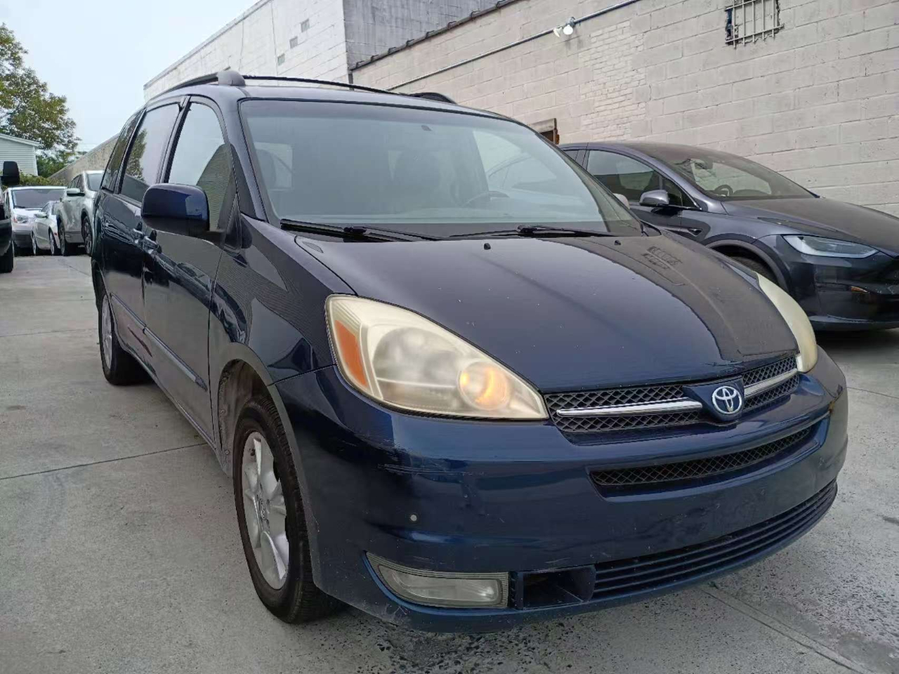 2004 Toyota Sienna XLE photo 2