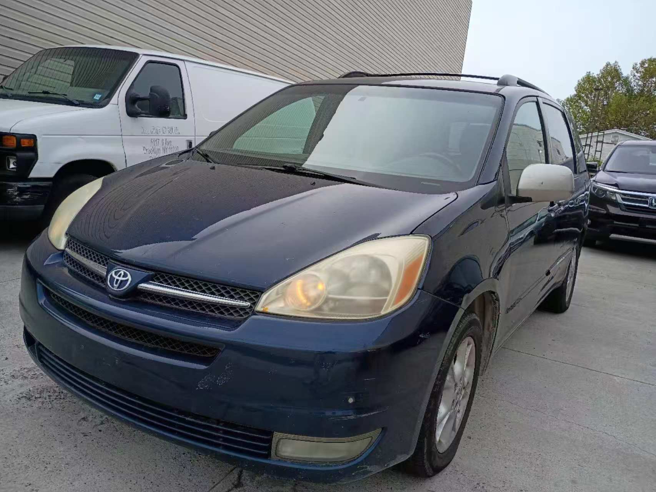 2004 Toyota Sienna XLE photo 3