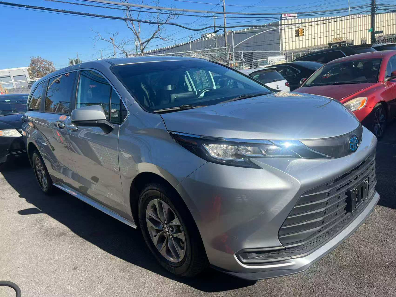 2022 Toyota Sienna LE photo 2