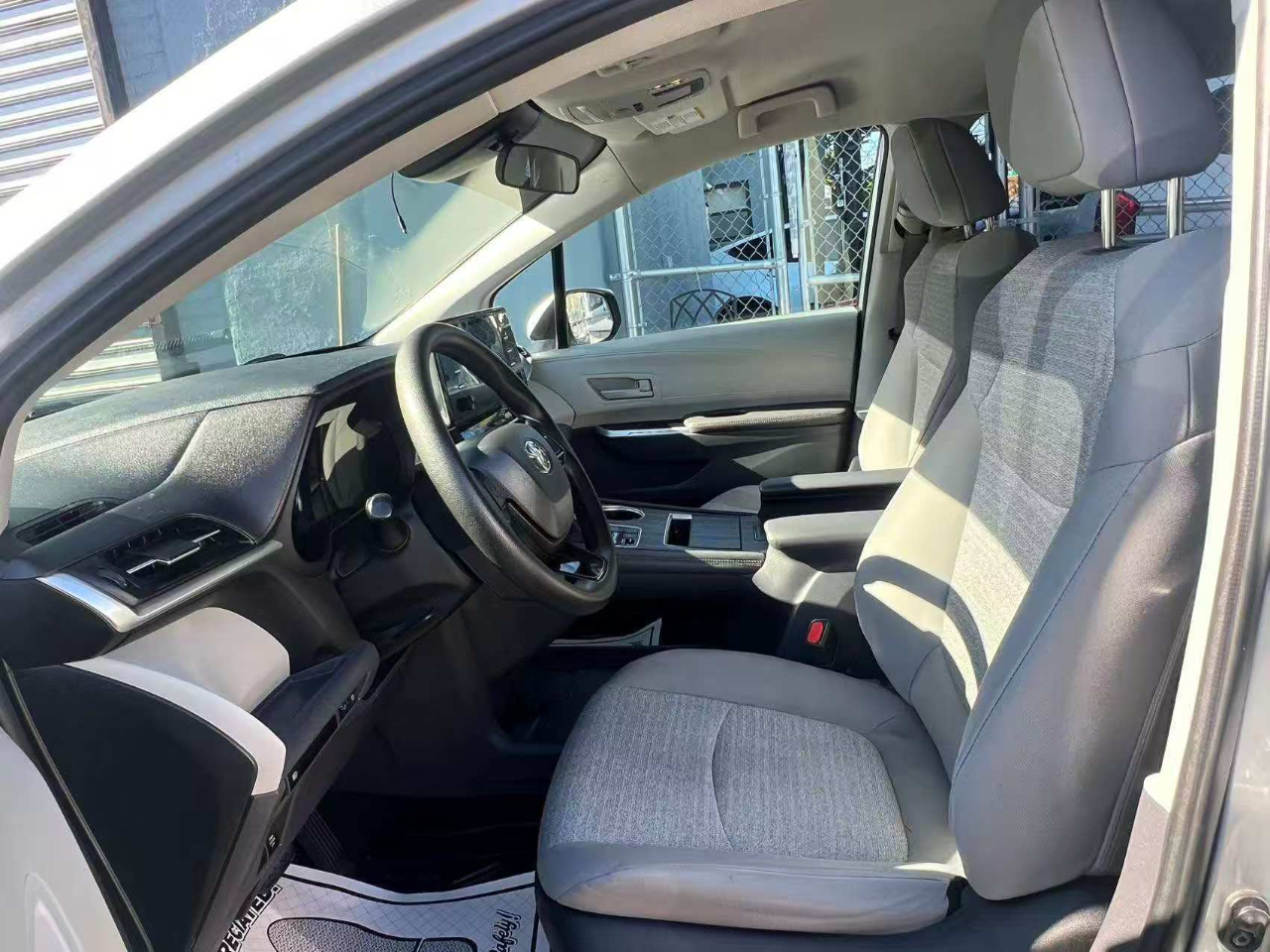 2022 Toyota Sienna LE photo 3